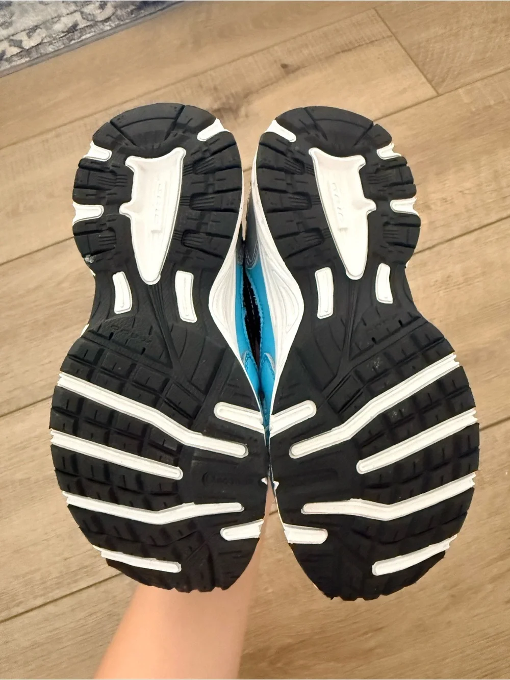 Saucony Kids Sneakers in Black, Light Blue and White （worn once)